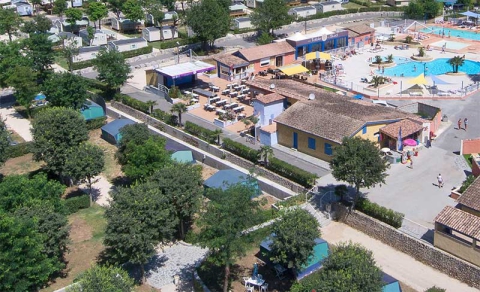 Camping - Vallon-Pont-d'Arc - Rhone-Alpes - La Plage Fleurie Camping - Vallon-Pont-d'Arc - Rhone-Alpes - La Plage Fleurie